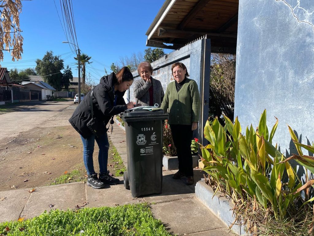 Municipio ha entregado más de 3 mil contenedores de residuos domiciliario en viviendas de Curicó 1 352674063 271592028737142 1396091274829731288 n