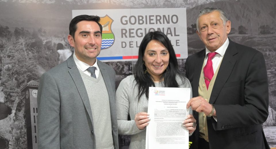 Gobernadora regional firmó convenio para prevenir el ausentismo escolar en Rauco 1 WhatsApp Image 2023 06 07 at 10.27.36 960x520 1
