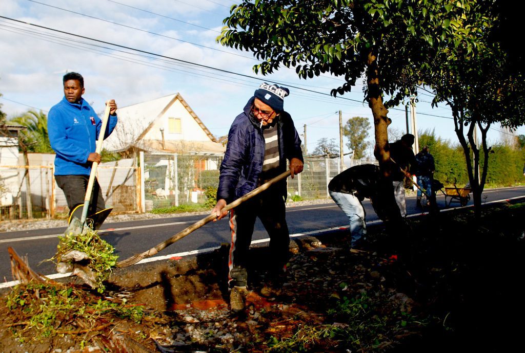 Usuarios del albergue municipal con pala en mano ayudan a familias de Tutuquén 1 WhatsApp Image 2023 06 27 at 12.58.51