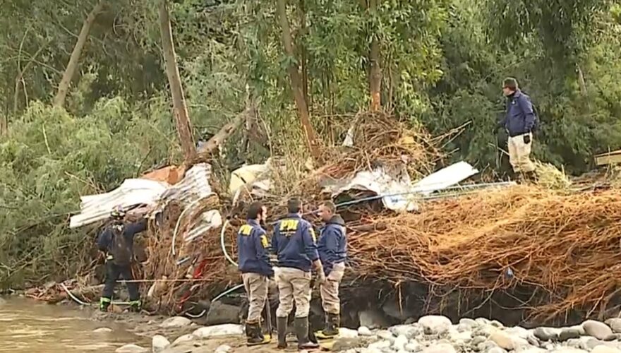 Encuentran cuerpo de bombero desaparecido en durante inundaciones en río Ancoa - Linares 1 28 170827 e8tf Captura CHV bombero 880x500 1