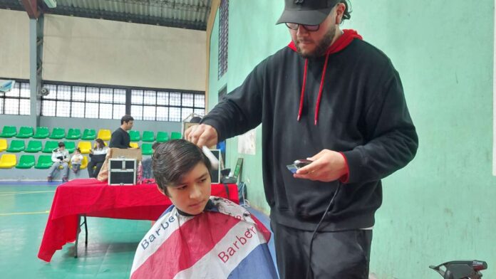 Niños y jóvenes de Lontué accedieron a corte de cabello gratuito 1 CORTE DE PELO 2 696x392 1