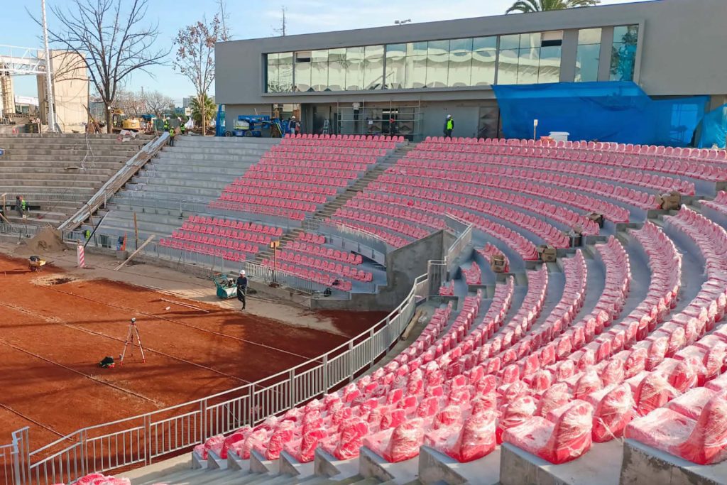 La sede del tenis y tenis en sillas de ruedas de Santiago 2023 sigue avanzando con la instalación de butacas en sus tribunas 1 Court Central 05