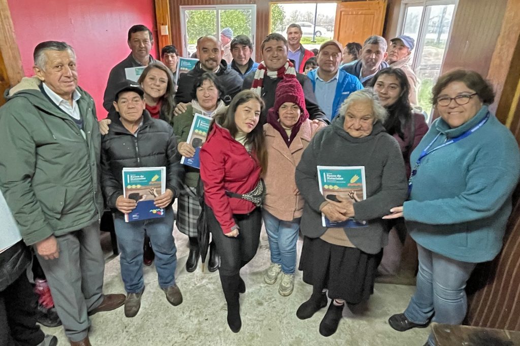 Primeras familias de Rauco recibieron tarjeta MINVU para comprar materiales y reparar viviendas dañadas por inundaciones 1 WhatsApp Image 2023 07 09 at 12.24.45