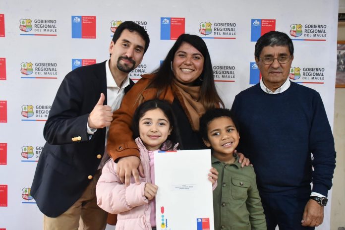 Treinta familias recibieron títulos de dominios que les permite optar a subsidios 1 361948334 593433996298390 1174854352256630202 n 696x464 1