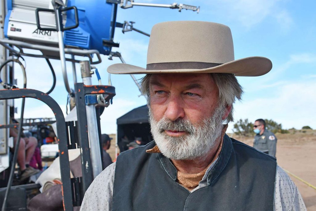 Alec Baldwin enfrenta cargos de homicidio involuntario en relación con el incidente de disparos en el rodaje de la película ‘Rust’. 1 Alec Baldwin Set of RUST 63700d3eb2da49c8b9f77c3a7a2e9a6d