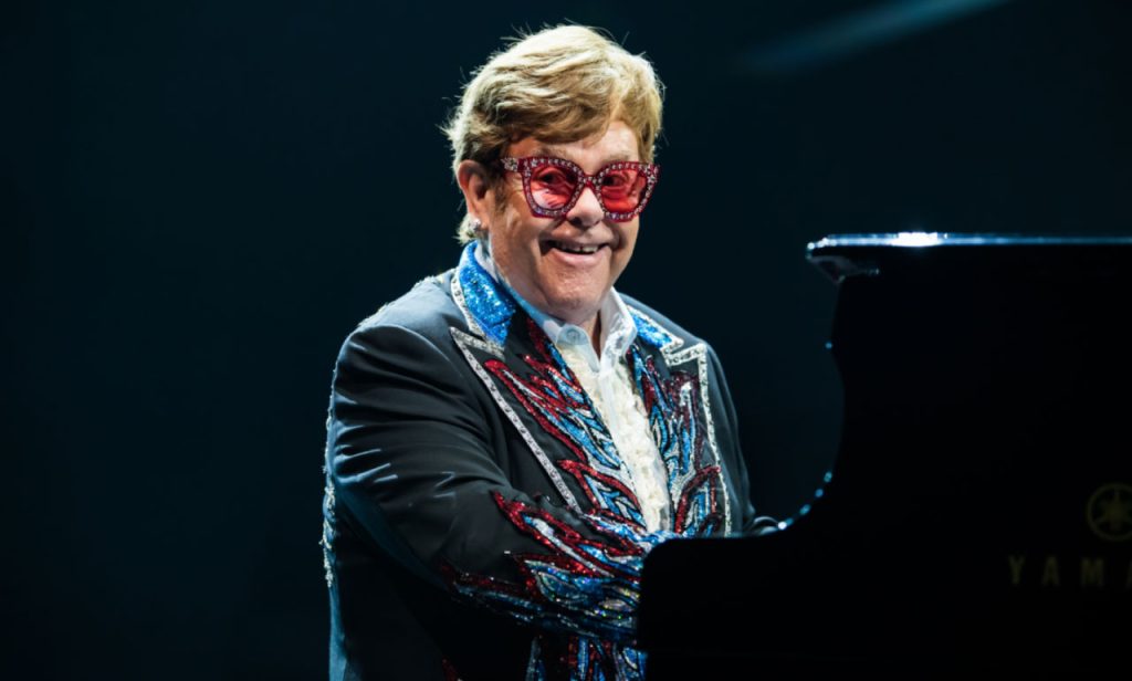 Elton John ha alcanzado el estatus de ganador del EGOT y comparte una reacción genuina: «Es un honor increíble» y «Me siento profundamente agradecido». 1 Elton John interpreta la emotiva Goodbye Yellow Brick Road en la ultima parada de su gira de despedida