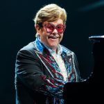 Elton John interpreta la emotiva Goodbye Yellow Brick Road en la ultima parada de su gira de despedida