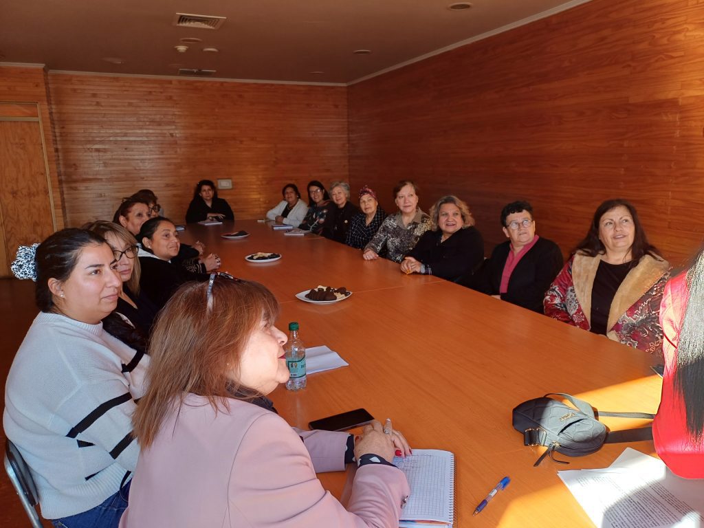 Se realizó Taller de liderazgo y comunicación asertiva a dirigentas curicanas 1 20240418 094835
