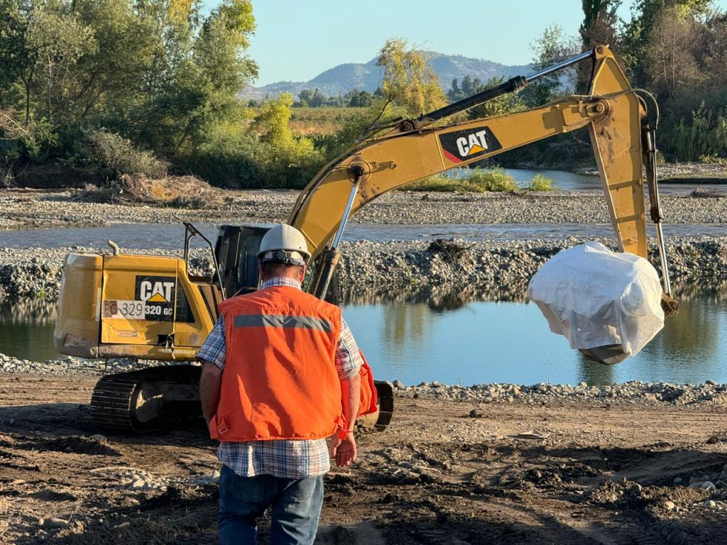 Avanzan obras de enrocado para proteger a los sectores de Convento Viejo y Tutuquén 1 Foto 2 Trabajo de Enrocado