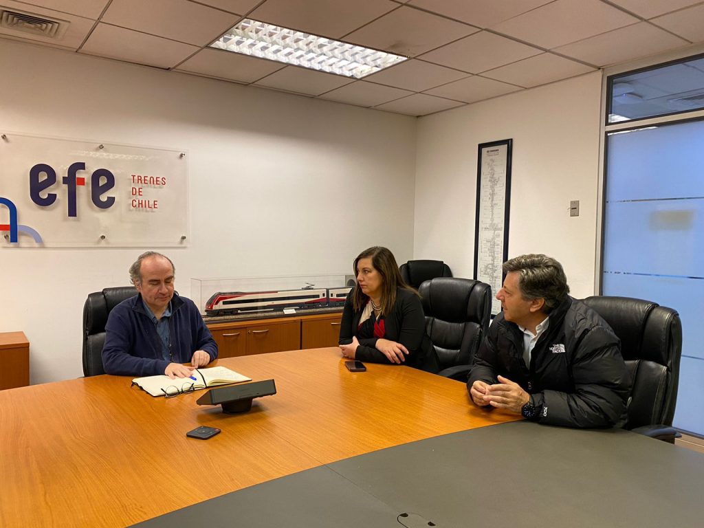 Senadora Vodanovic y senador Castro se reunieron con presidente de EFE para que Metrotren Regional del Maule llegue hasta Parral 1 WhatsApp Image 2024 05 20 at 13.27.33