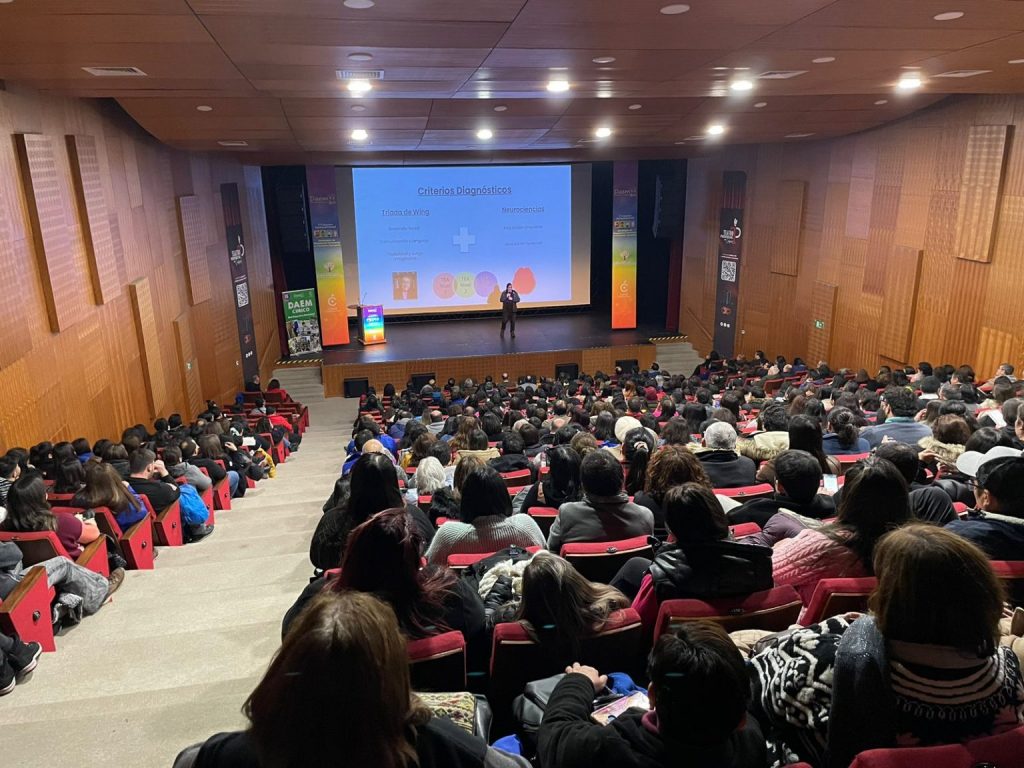 Curicó: Más de 800 docentes municipales se capacitaron en ley TEA en Congreso Socioemocional 1 WhatsApp Image 2024 05 30 at 10.13.41 1536x1152 1