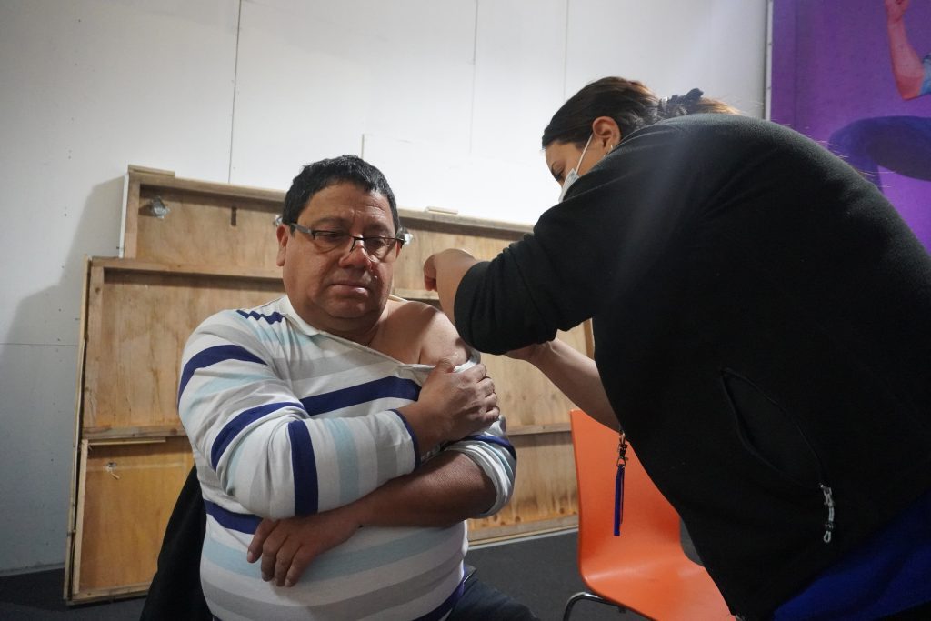 Influenza: Salud Municipal de Curicó continúa con vacunación en CESFAM y suma nuevo punto en Mall Valle 1 DSC00895 1