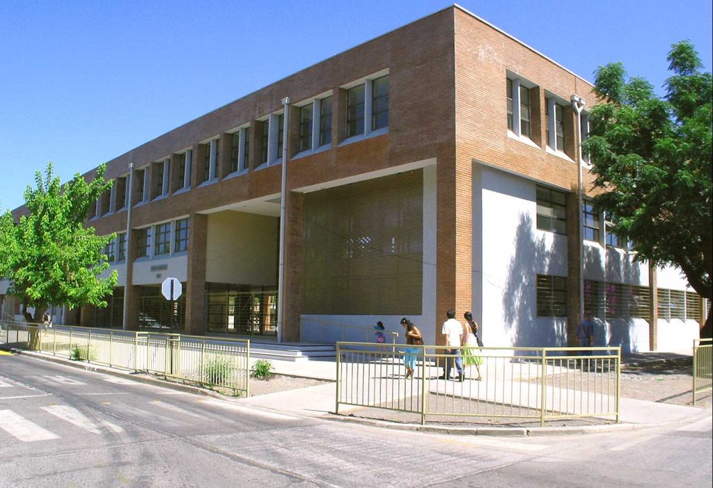 Niño en estado grave tras caída desde el segundo piso de la Escuela España de Curicó 1 Escuela Espana de Curico