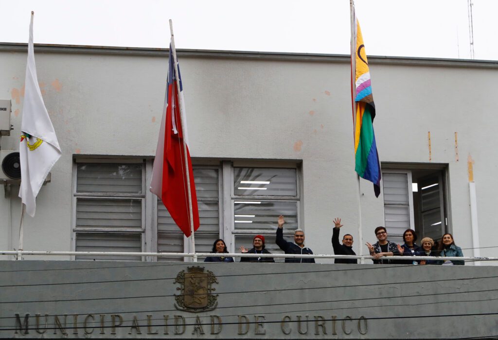 Municipalidad de Curicó izó bandera LGBTQIANB+ en el Día Internacional del Orgullo 1 Orgullo Gay Curico