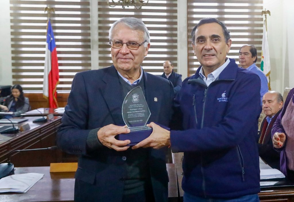 Reconocimiento a Pedro Figueroa Castro por sus 60 años de servicio en la Municipalidad de Curicó 1 d7f0a90b 529f 4505 b974 6b1b714b17c6