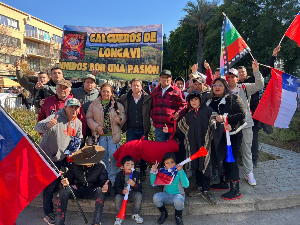 Álvarez-Salamanca junto a mil maulinos se manifestaron contra proyecto que prohíbe las carreras de galgos 1 002 Carreras de perros