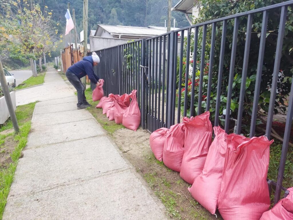 Senadora Vodanovic y vecinos de La Poza trabajan en conjunto para evitar inundaciones durante sistema frontal 1 445026810 1527450774690540 7251659975721841206 n