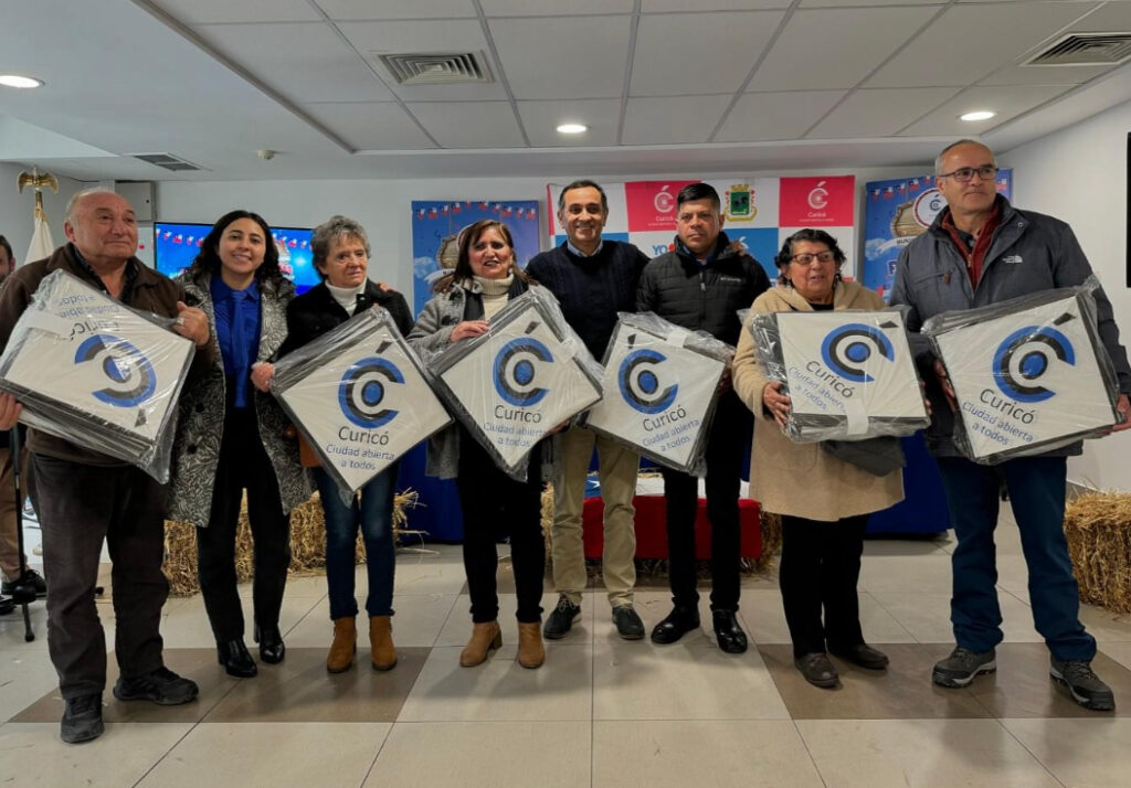 Con tradicional entrega de volantines la Municipalidad de Curicó dio a conocer programa del Mes de la Patria 2024 1 33412