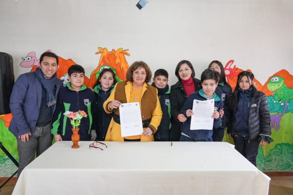 Firma convenio proyecto de Conservacion de Emergencia Escuela Los Alisos