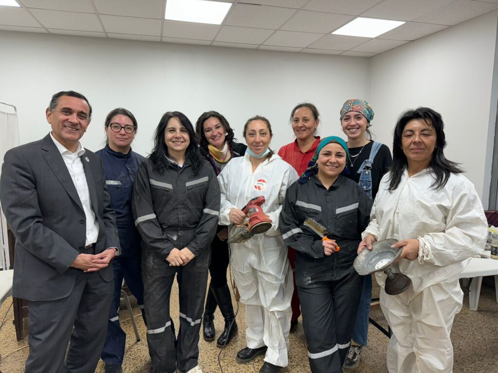 Restaurando la esperanza: Mujeres curicanas recuperan muebles y objetos antiguos en Curicó 1 Foto 1 Taller Muebles