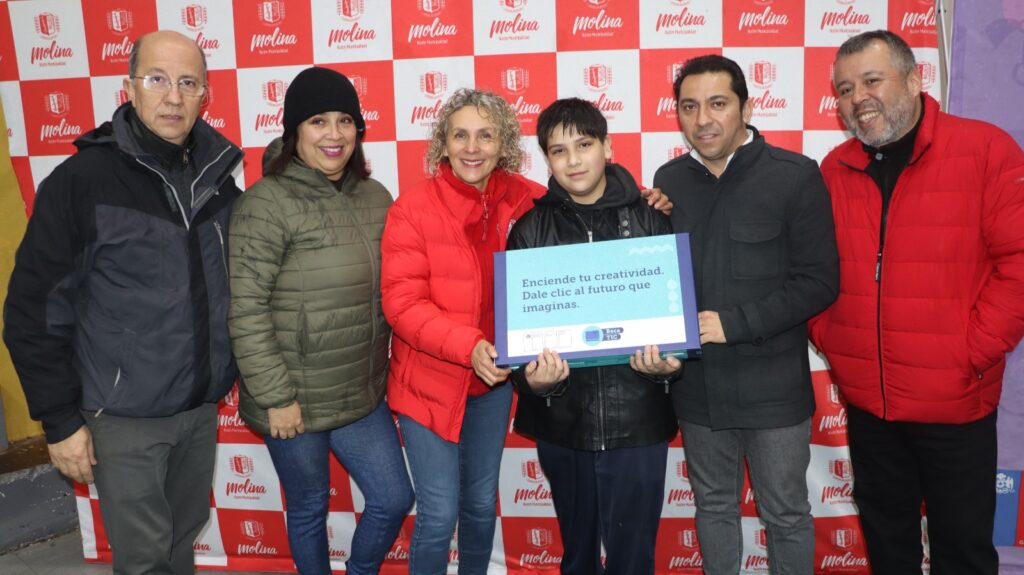 Más de 400 estudiantes de Molina reciben notebooks de Junaeb 1 Molina