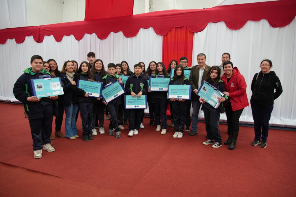 Estudiantes de Teno reciben 282 computadores a través de las Becas TIC otorgadas por Junaeb 1 PHOTO 2024 08 28 11 51 50