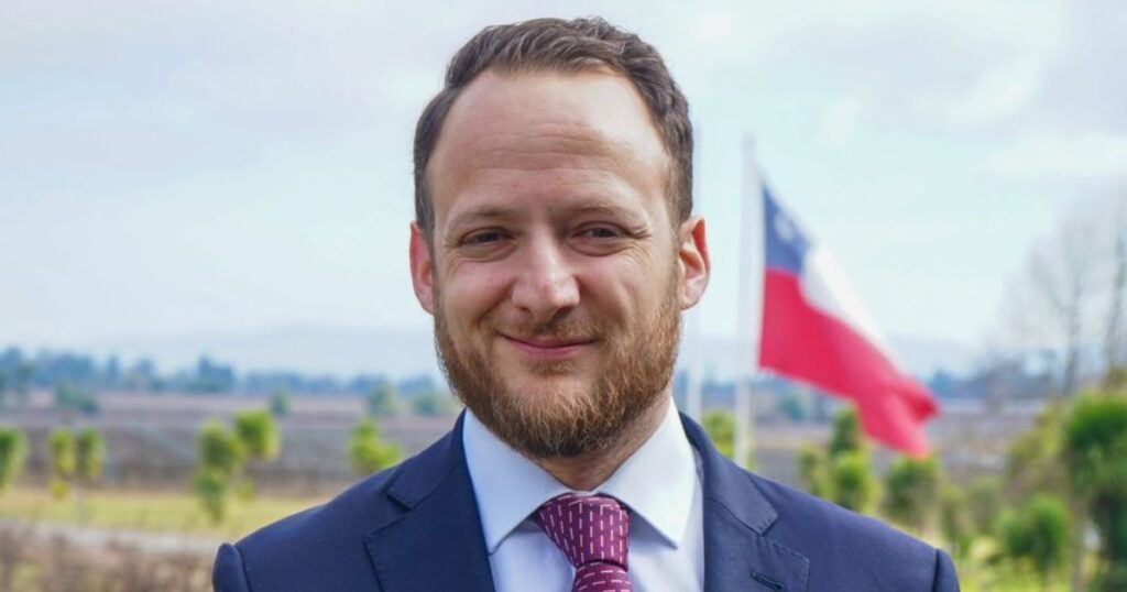Envejecer con dignidad: El desafío de la Ley Integral de Personas Mayores por el Diputado Jorge Guzmán 1 Copia de IMAGEN DESTACADA MEDIAINFO 2 1