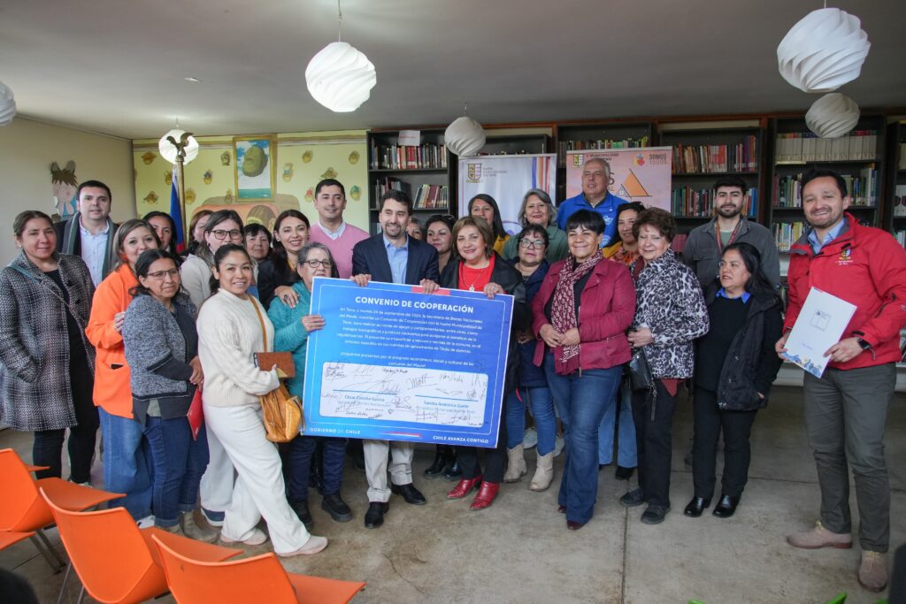 Municipalidad de Teno firma convenio para regularizar los titúlos de dominio de sus vecinos 1 Foto2 Convenio