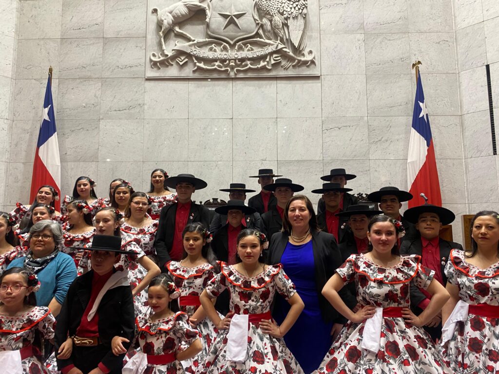 Senadora Vodanovic gestionó que niños y adolescentes folcloristas de Villa Alegre cumplieran sueño de esquinazo en Congreso de Valparaíso 1 WhatsApp Image 2024 09 10 at 16.44.55