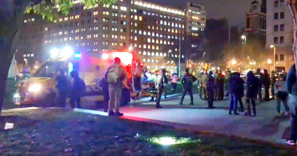 hombre se prende fuego a lo bonzo frente al palacio de la moneda