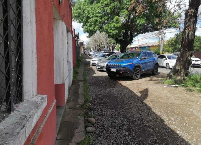 Vecinos de Curicó molestos por retraso en obras de reposición de veredas en calle Rodríguez 1 F 1 VEREDAS 696x505 1