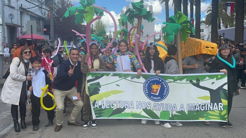 Curicó: Comparsa masiva, carros alegóricos y destacados escritores inauguraron la Feria del Libro 2024 1 fc1a4a4e whatsapp image 2024 10 01 at 17.21.38