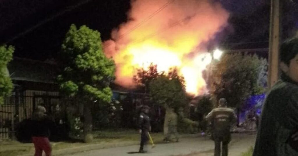 Incendio de gran magnitud afecta a dos viviendas en sector Aguas Negras de Curicó 1 Incendio Curico