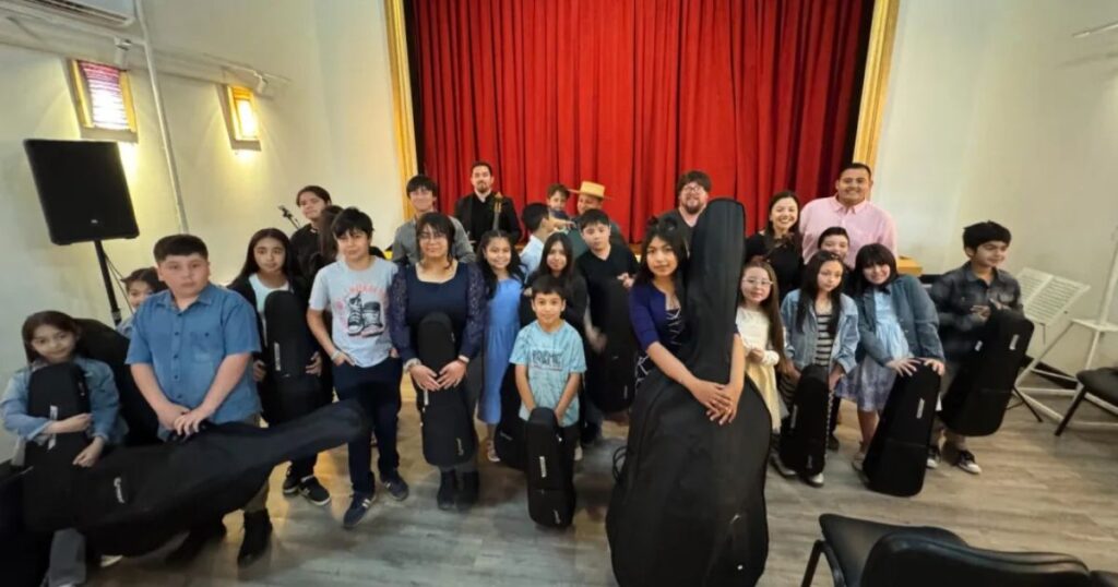 Entregan instrumentos a alumnos de la Orquesta Infanto Juvenil de Sagrada Familia 1 Orquesta infanto juvenil Sagrada Familia