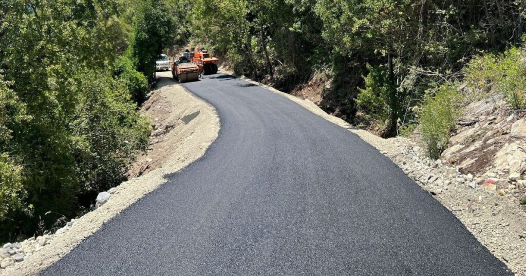 En su etapa final avanza la pavimentación del camino El Carbonero en la precordillera de Linares 1 Pavimento Linares