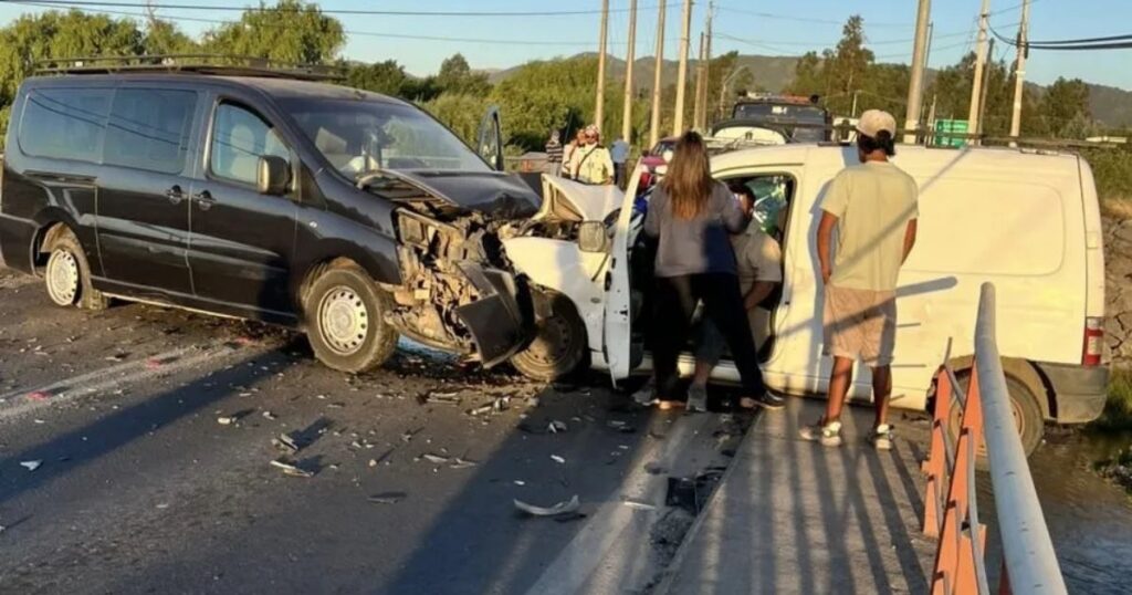 Colisión frontal en Puente Rauco deja dos personas lesionadas 1 Puente Rauco