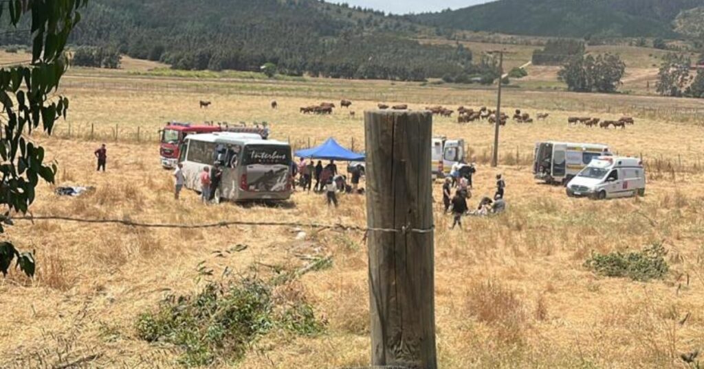 Bus con alumnos y apoderados volcó en Vichuquén dejando al menos 10 lesionados 1 Vichuquen