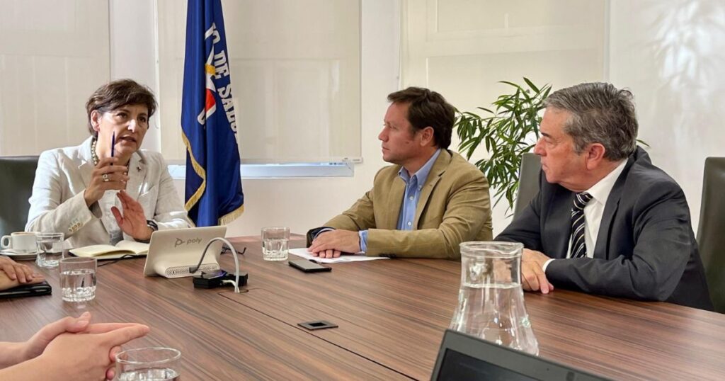 Gobernador Regional y Minsal acuerdan trabajo conjunto para disminuir listas de espera en el Maule 1 Lista de espera