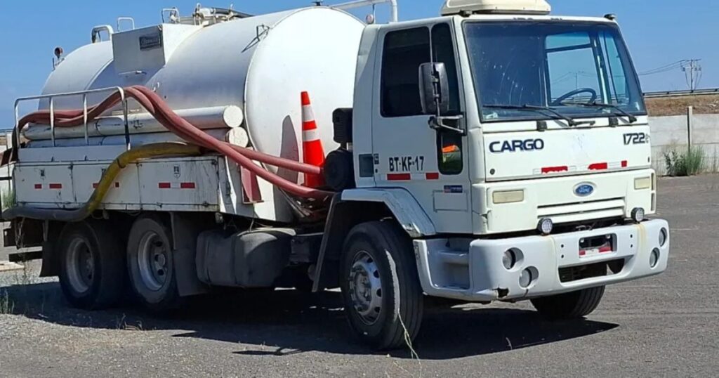 Descubren a operarios de Camión Limpia Fosas vertiendo residuos ilegales en canal de regadío en Teno 1 Teno