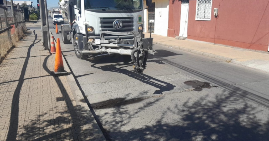 Municipio de Curicó refuerza seguridad vial con bacheo y nueva señalización en sectores clave 1 arreglos calles Curico