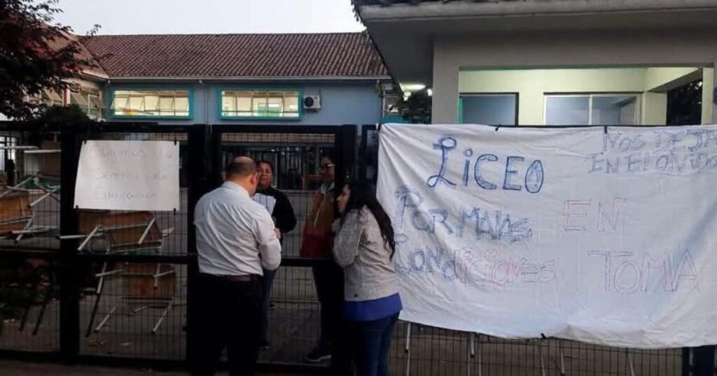 Protesta Liceo Bicentenario Sagrada Familia