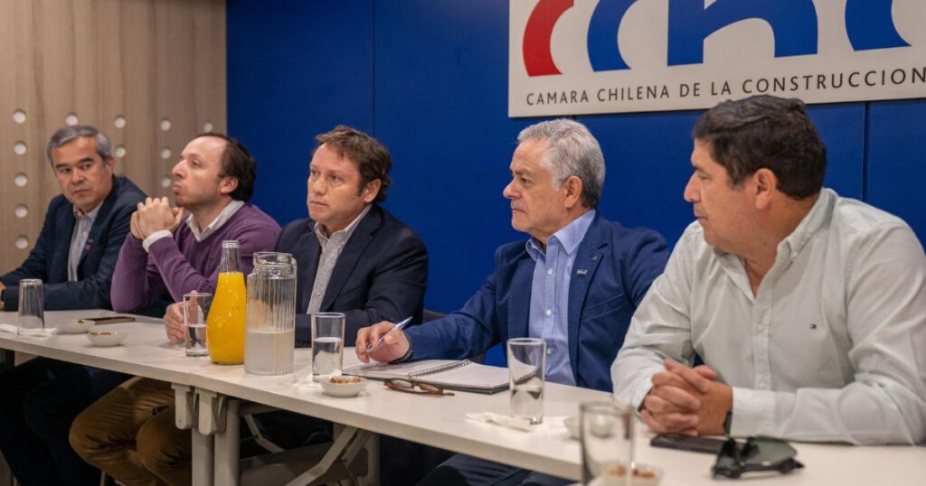 Primera Mesa de la Construcción: Gore Maule, MOP y la CChC se unieron para destrabar nudos críticos en materia de infraestructura 1 infraestrucutura