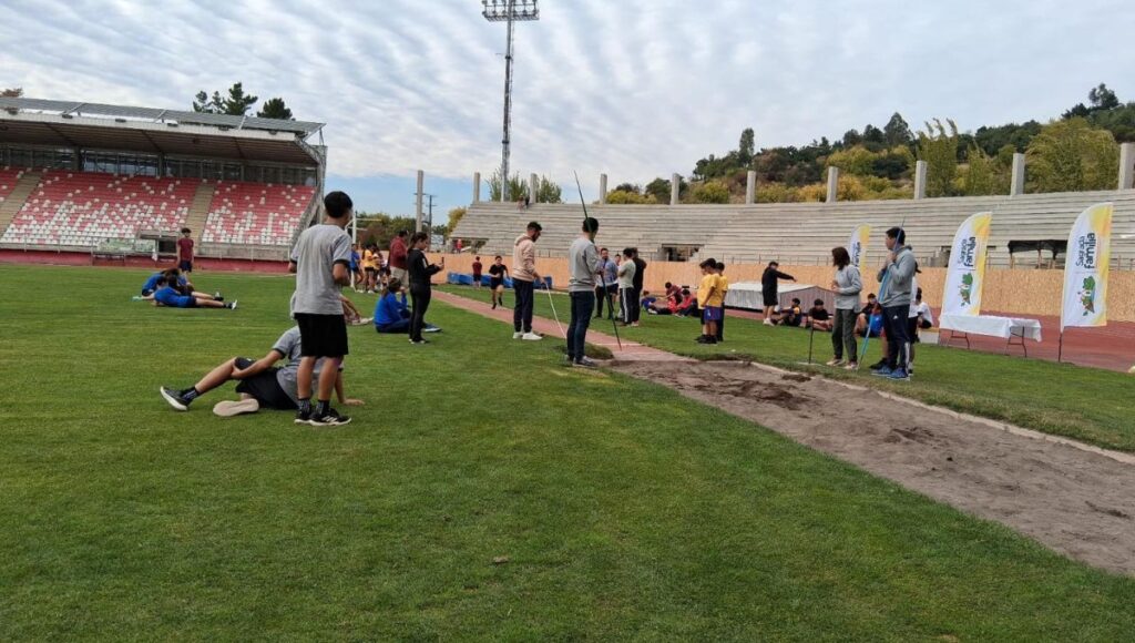 Atletas de Sagrada Familia en el Estadio La Granja