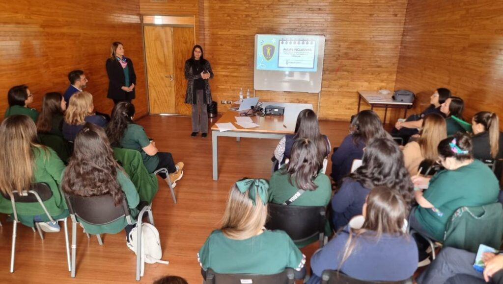 Municipio curicano realizó charla sobre estrategias de abordaje de niños y niñas con CEA en etapa pre escolar 1 Charla CEA