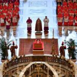 Feretro Papa Francisco llega a la Basilica de San Pedro
