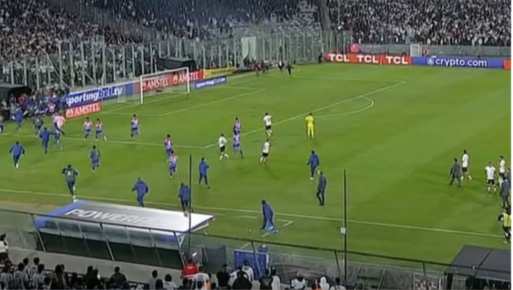 Barristas de Colo Colo invaden cancha del Monumental y obligan a interrumpir partido de Libertadores 1 partido suspendido Colo Colo