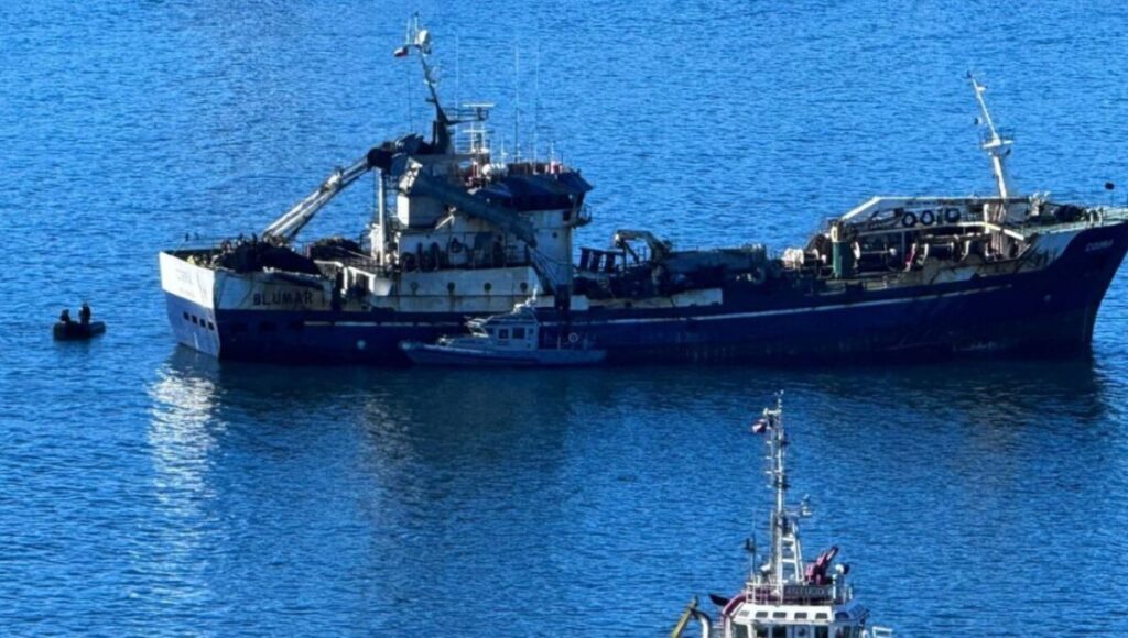 Realizan peritajes a embarcación que pudo estar involucrada en naufragio de 7 pescadores desaparecidos en el Biobío 1 pescadores desaparecidos