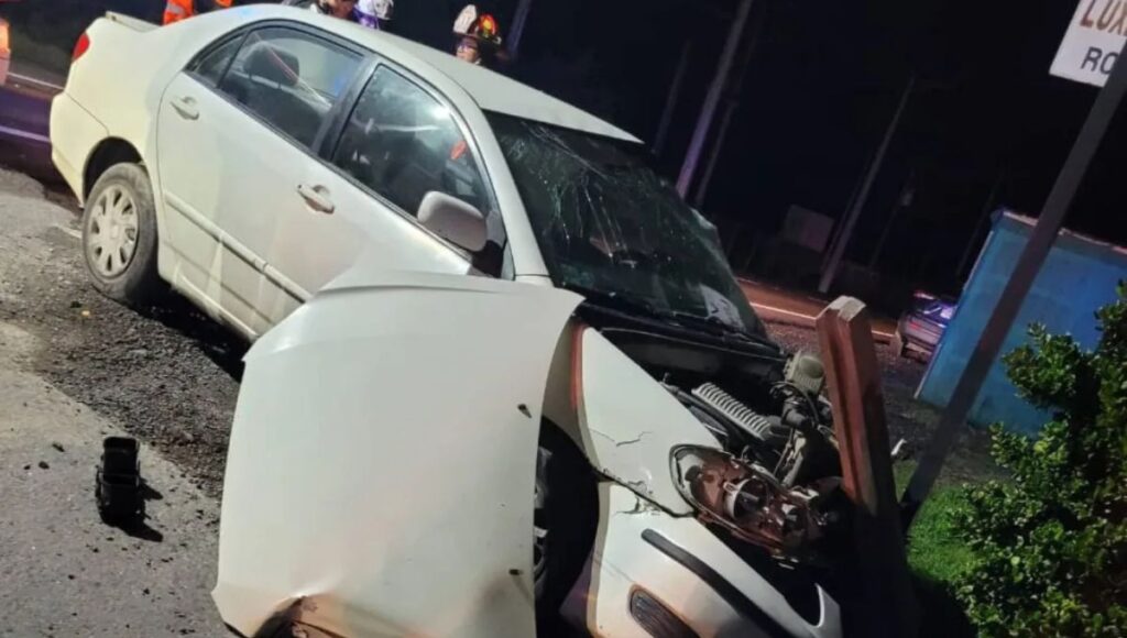 Conductor se da a la fuga tras chocar contra poste y vivienda en Romeral