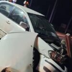 Conductor se da a la fuga tras chocar contra poste y vivienda en Romeral