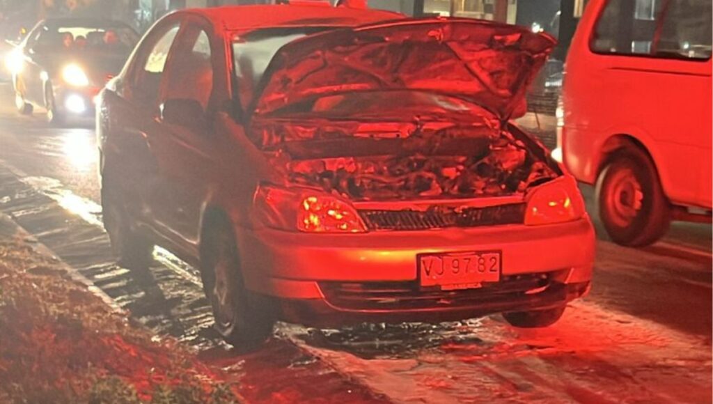 Curico Incendio de vehiculo en Avenida Rauquen es rapidamente controlado gracias a ayuda ciudadana